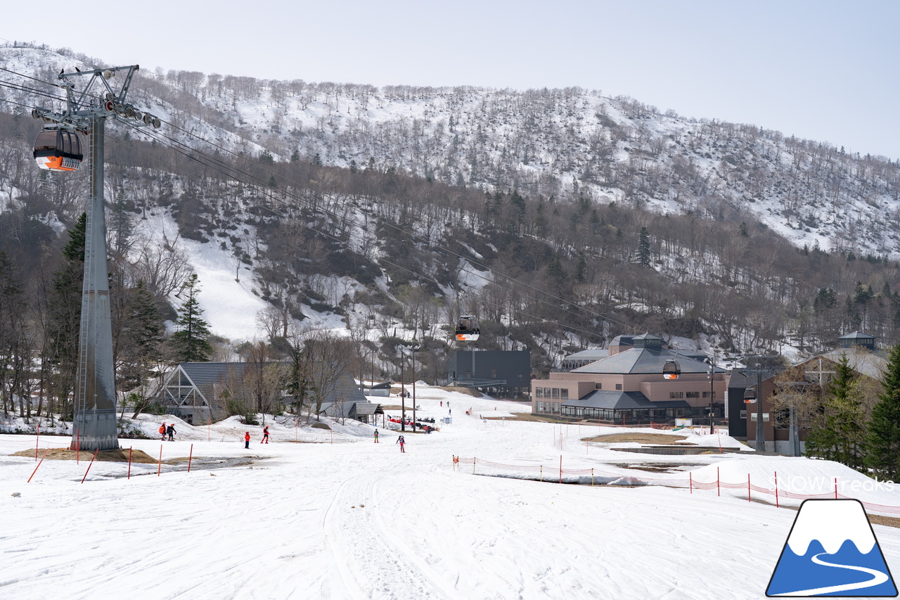 キロロリゾート｜初夏の陽気に耐えて、何とかGWまで持ってくれたキロロの雪…。さぁ、キロロゴンドラに乗って、山頂から山麓まで続く全長4,000ｍ超のロングランを楽しみましょう！